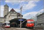 Im Nebenbahnhof St.Gallen vor dem imposanten Postgeb�ude warten Be 4/8 ...