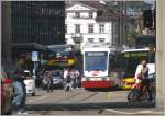 AB TB Trogenerbahn Be 4/8 32 bahnt sich einen Weg durch das furchtbare Durcheinander aus Bussen, Privatautos und Fussg�ngern auf dem St.Galler Bahnhofsplatz. (09.07.2009)