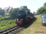 99 2324 mit Sonderzug am 11.7.09 aus K�hlungborn West  ...