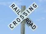 Bahnuebergangsschild an einer ziemlich verlassen Dirt-road nahe McPherson, Kansas am ...
