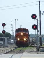 Burlington Nothern and Santa Fe BNSF Eine Dash-9 der BNSF an der Spitze eines 110 Wagen Getreidezuges am 09.07.2009 in Newton, Kansas.