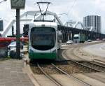 rnv-oeg-heidelberg-ludwigshafen-mannheim VBL-Variobahn 2220 am 06.07.07 als Linie 7 von LU-Oppau nach MA-Vogelstang bei der Einfahrt an der Haltestelle Konrad-Adenauer-Br�cke