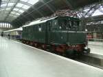 E04 01 am Museumsbahnsteig in Leipzig HBF am 11.Juli 2009. ...