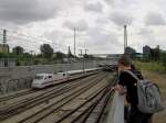401 062-5 verl�sst Berlin Hbf am 11.7.2009. Kevins Interesse an ...
