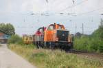 2 Loks der BR 264 der BBL-Logistik mit einem Langschienenzug ...