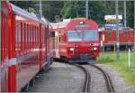 Die beiden Fr�hz�ge 1415 und 1416 kreuzen sich in Langwies. ...