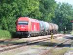 2016 066-9 ist mit Zug 78872, welcher aus 5 Kesselwagen ...