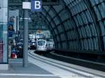 berlin-hauptbahnhof-lehrter-bahnhof Auch wenn der Bildaufbau zugegebenerma�en etwas gew�hnungsbed�rftig sein mag, geh�rt dieses Bild irgendwie zu meinen pers�nlichen Lieblingsbildern des diesj�hrigen Berliner Bahnbilder-Treffens - also nur von meinen Bildern, meine ich nat�rlich! Ihr habt ja alle super Bilder gemacht! Es zeigt den ICE 38 / 381 aus Kopenhagen und Aarhus, der soeben auf Gleis 11 des Berliner Hbfs eingefahren ist. (11.07.2009)