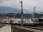 br-1116-vor-guterzugen Die 1116 142 vom City Airport Train CAT am 11.07.2009 vor einer RoLa nach Villach in Salzburg Hbf.