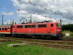 Die 111 173 am 03.05.2008 bei der Einfahrt mit einer ...