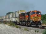 Burlington Nothern and Santa Fe BNSF Eine 3er Traktion BNSF Dash-9 zieht am 12.07.2009 einen 'Double-Stack' Containerzug durch Rose Hill, Kansas.