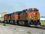 Burlington Nothern and Santa Fe BNSF Drei BNSF Dash-9 am 12.07.2009 in Rose Hill, Kansas.