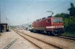 BR 143 mit Zugen 143 248 im August 1997 mit einer Regionalbahn Stralsund-Sassnitz im damals noch mit einem Fdl besetzten Bahnhof Sagard. 