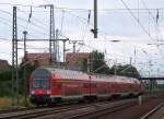 doppelstock-steuerwagen-1-gattung Ein RegionalExpress der Linie 7 kommt hier in den Bahnhof von Berlin Sch�nefeld Flughafen eingefahren und wird dann weiter nach Belzig �ber Berlin Hbf fahren. 11.07.2009