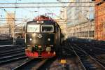 Rc6 Einfahrt eines Schnellzuges mit SJ Rc6 1421 am 15.12.2008 in Stockholm C.