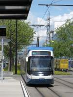 Strasenbahn Zurich VBG 3041 'Cobra' als Linie 11 Richtung Rehalp. Anfahrt an Haltestelle Oerlikerhus am 08.07.2009