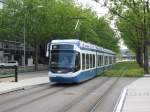Strasenbahn Zurich VBG 3021 'Cobra' als Linie 11 Richtung Auzeig. Anfahrt an Haltestelle Oerlikerhus am 08.07.2009