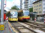 Strassenbahn (links) und S-Bahn (rechts) an der Yorckstrasse in Karlsruhe ...