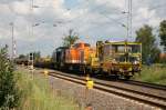 Locon Lok 216 und Lok 218 schieben ein Baufahrzeug durch ...