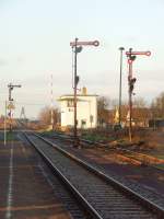 Die drei Formsignale stehen im Bahnhof Gro� Ammensleben.(Sachsen Anhalt)und sind ...
