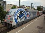 BR 101 Werbelokomotiven Die Hertha-Lok in der Vogelperspektive von einen Blumenk�bel aus Aufgenommen. In wenigen Minuten wird sie die Reise mit dem IC 2309 nach Dortmund antreten. Abgelichtet am 6.07.09.