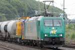 Die 185-CL 006 der Rail4Chem zieht einen Kesselwagenzug mit einem ...