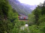 br-4024 Salzkammergut 2009 - Kurz nach dem Haltepunkt Obertraun Koppenbr�llerh�hle steigt die Salzkammergutbahn bis Bad Aussee sehr stark an. Wir befinden uns auf einem der sch�nsten Abschnitte dieser Strecke. Dieser 4024 hat soeben den 201m langen Sarsteintunnel verlassen und wechselt nun mittels dieser Br�cke die Talseite.