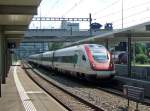 icn SBB: Auf der Langsamfahrstrecke durchf�hrt der ICN RABDe 500 035 'Niklaus Riggenbach' den Bahnhof Roggwil-Wynau am 16.7.09.