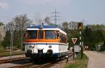 sweg-sudwestdeutsche-verkehrs-ag In den letzten Z�gen liegt der Verkehr auf der Krebsbachtalbahn von Neckarbischofsheim Nordbahnhof nach H�ffenhardt – Sie wird am 31. Juli 2009 das letzte Mal von der SWEG befahren. Schon heute verkehren auf der landschaftlich reizvollen Strecke nur noch zwei Zugpaare an Werktagen. Der alte VT 26 hat am 15. April 2009 mit dem letzten Zug des Tages den Zielbahnhof erreicht und muss nun zu seinem Abstellplatz rangieren. Ganz links im Bild zu sehen ist die aktuell ebenfalls noch von der SWEG betriebene Strecke nach Aglasterhausen, auf ihr verkehrt ab Dezember 2009 die S-Bahn Rhein Neckar mit den ET 425.