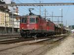 Re 10/10-Packet mit Silowagen am 23.05.2009 bei Pratteln.  ...