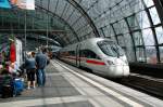 ICE38/381 sind am 11.07.09 in Berlin Hbf angekommen und warten ...