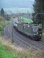 Re 4/4 11309 und eine Re 6/6 am 7.4.05 zwischen ...