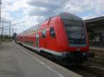 Doppelstock-Steuerwagen (2. Gattung) als RE3 nach Elsterwerda im Bahnhof Bernau. ...