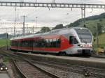 RABe 526 051 bei der Einfahrt in Samstagern als S ...