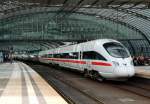 ICE 37/380 stehen am 11.07.09 im Berliner Hbf und warten ...