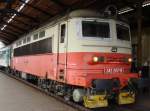BR 242 242 207-9 mit einem Regionalzug nach Cheb steht im Bahnhof Karlovy Vary (Karlsbad). Fotografiert am 20.07.2009. 