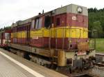 BR 742 Die zweite Etappe der Tour nach Karlovy Vary (Karlsbad). Der Zug bestand aus einer Diesellok der Baureihe 742 (742 201-7) und drei kleinen Beiwagen. Fotografiert am 20.07.2009 in Johanngeorgenstadt.