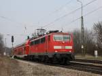 BR 111 mit Zugen Die 111 065 am 04.04.2009 mit der RB nach Salzburg bei der Ausfahrt aus A�ling.