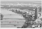 eisenbahnbrucken 1116.033 (Telekom) �berquert gerade in Wien die Donau. Der Turm rechts im Bild ist der Millenium-Tower. Mit 202m H�he ist er �sterreichs h�chstes B�rogeb�ude. Wien/S-Bahn-Br�cke, REX-2351, 21.7.2009.