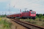 BR 112 Mit diesem Bild m�chte ich meine kleine Bilderreihe: 'Umleiterverkehr des RE2 �ber Calau' beenden. Dieses zeigt nochmal 112 104-5 mit seinem RE2 nach Cottbus. Hier gerade zwischen L�bbenau/Spreewald und Calau/Niederlausitz. 19.07.2009