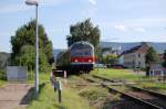 Steuerwagen Bauart Karlsruhe Ohne Pfiff �berquert am Nachmittag des 21. Juli 2009 eine RB von Oberlenningen nach Wendlingen den F��ganger�berweg in Dettingen.
