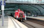 berlin-hauptbahnhof-lehrter-bahnhof Am 11.07.09 auf dem Hbf: Auf Gleis 12 wurde eine Zugdurchfahrt angesagt. Alle munkelten, sogar ein Vogtlandbahn-Triebwagen war im Gespr�ch - wenig sp�ter kam 362 567 angerumpelt!