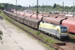 Auslandische Loks 1216 931 der Cargo Serv mit einem geschlossenen Autotransportzug bei der Einfahrt in den Seelzer Rbf.am 20.07.2009.