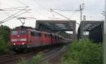 BR 151 151 122-9 in Doppeltraktion mit der 151 113-8 kurz vor der Durchfahrt des Celler Bahnhofes auf Gleis 6, mit einem leeren Kohlezug am 21.07.2009.Fotografiert von Gleis 5.