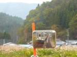 lokalverkehr---ehemstaatsbahn-und-jr-west Der KIHA 120-202 der Kuzury�-Linie - ein Spiegel-Bild: Umgeben von prachtvollen W�ldern und silbrig glitzerndem Susuki-Gras h�lt der Wagen in Echizen �miya, 3.November 2008.
