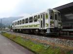 lokalverkehr---ehemstaatsbahn-und-jr-west Der KIHA 120-202 der Kuzury�-Linie in voller Gr�sse an der Endstation Kuzury�-ko, 3.November 2008. 