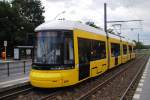 Berlin, 19.07.2009, Stra�enbahn der neuesten Generation als MetroTram2 in Richtung ...