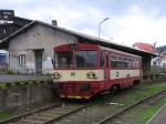 810 332-7 f�r einen G�terschuppen auf Bahnhof Tanvald am 12-7-2009. ...