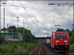 185 318 mit einem Gz Richtung K�ln bei der Durchfahrt ...