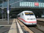 Ein ICE im Hauptbahnhof ...  Steve Baa� 22.07.2009
